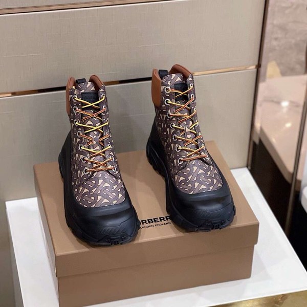 버버리 2022  컨트라스트 솔 모노그램 프린트 레더 부츠