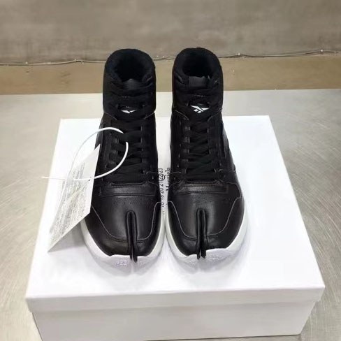 리복 x 마르지엘라 타비 하이탑 스니커즈 블랙 컬러