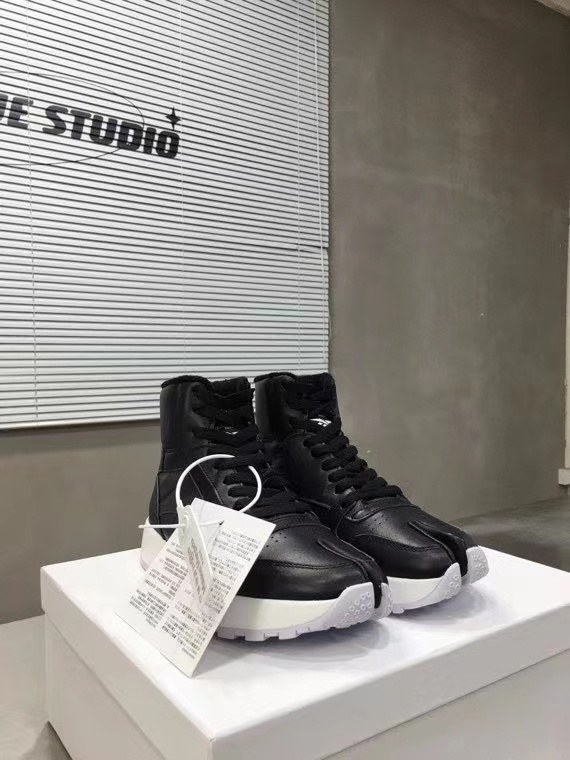 리복 x 마르지엘라 타비 하이탑 스니커즈 블랙 컬러