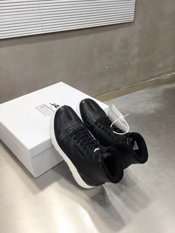 리복 x 마르지엘라 타비 하이탑 스니커즈 블랙 컬러