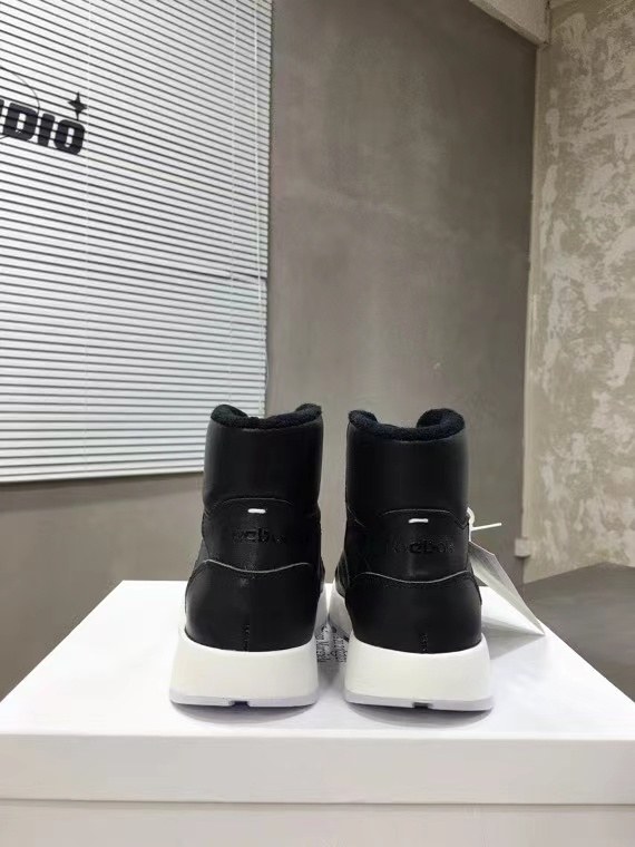 리복 x 마르지엘라 타비 하이탑 스니커즈 블랙 컬러