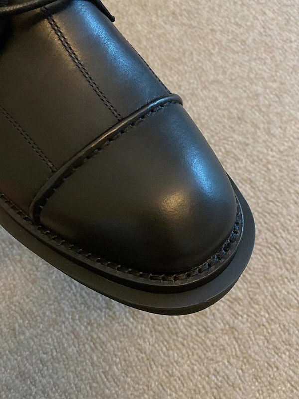 지방시 2021 스퀘어 파이핑 스틸로고 와펜 부츠