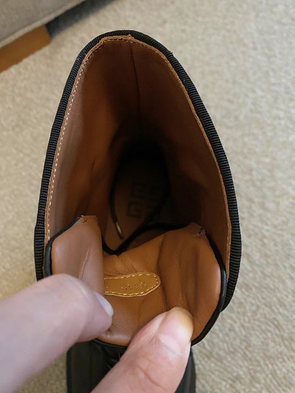 지방시 2021 스퀘어 파이핑 스틸로고 와펜 부츠