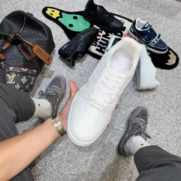 루이비통 2021 모노그램 엠보로고 올화이트 LV 트레이너 스니커즈