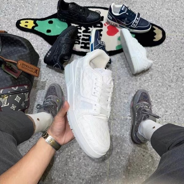 루이비통 2021 모노그램 엠보로고 올화이트 LV 트레이너 스니커즈