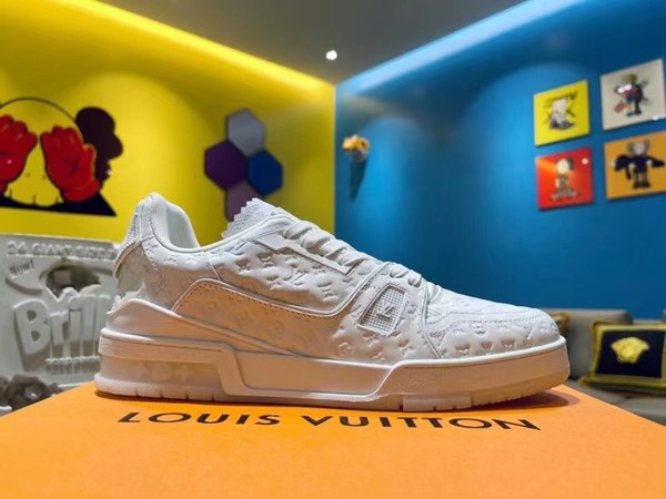 루이비통 2021 모노그램 엠보로고 올화이트 LV 트레이너 스니커즈