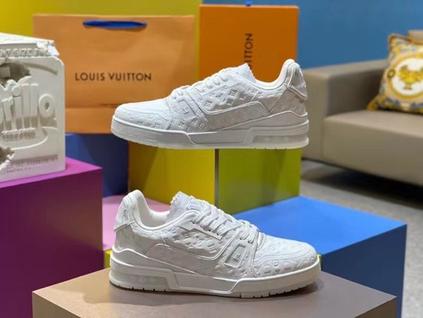 루이비통 2021 모노그램 엠보로고 올화이트 LV 트레이너 스니커즈