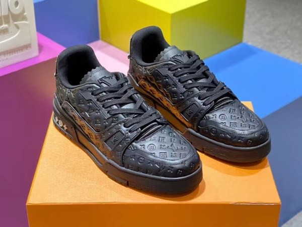 루이비통 2021 모노그램 엠보로고 올블랙 LV 트레이너 스니커즈