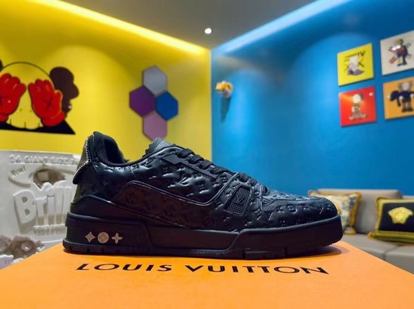 루이비통 2021 모노그램 엠보로고 올블랙 LV 트레이너 스니커즈