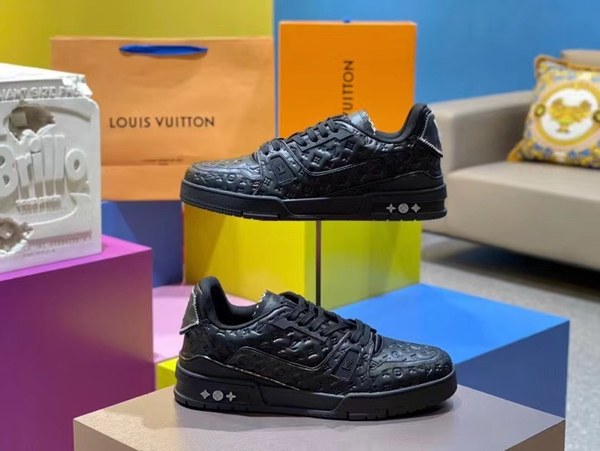 루이비통 2021 모노그램 엠보로고 올블랙 LV 트레이너 스니커즈