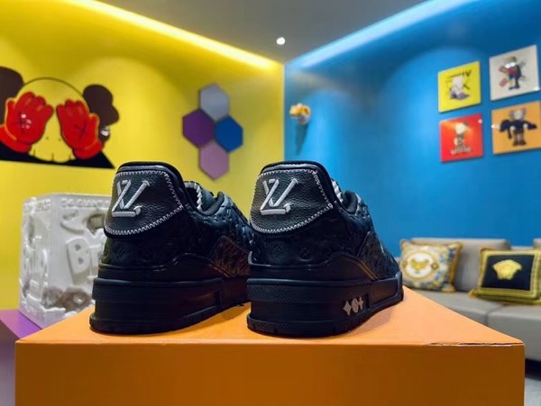 루이비통 2021 모노그램 엠보로고 올블랙 LV 트레이너 스니커즈