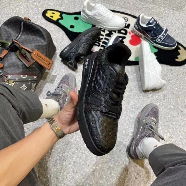 루이비통 2021 모노그램 엠보로고 올블랙 LV 트레이너 스니커즈