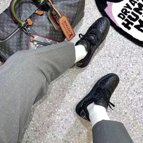 루이비통 2021 모노그램 엠보로고 올블랙 LV 트레이너 스니커즈