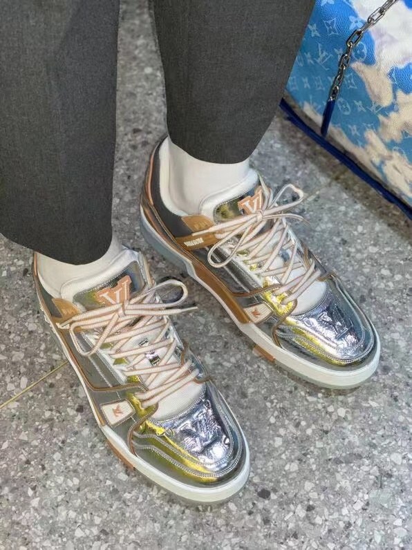 루이비통 2021 크롬실버 밀키브라운 컬러  LV 트레이너 스니커즈