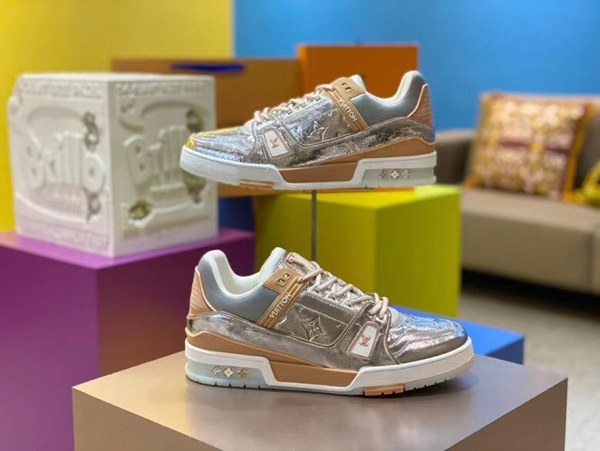 루이비통 2021 크롬실버 밀키브라운 컬러  LV 트레이너 스니커즈