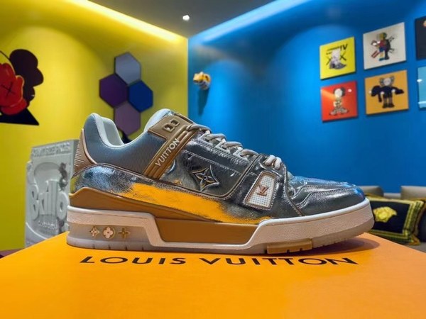 루이비통 2021 크롬실버 밀키브라운 컬러  LV 트레이너 스니커즈