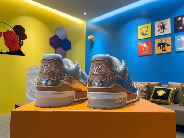 루이비통 2021 크롬실버 밀키브라운 컬러  LV 트레이너 스니커즈