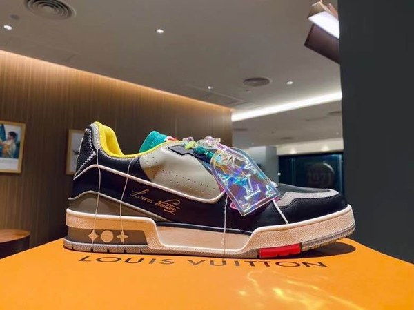 루이비통 2021 그라데이션 멀티컬러 LV 트레이너 스니커즈