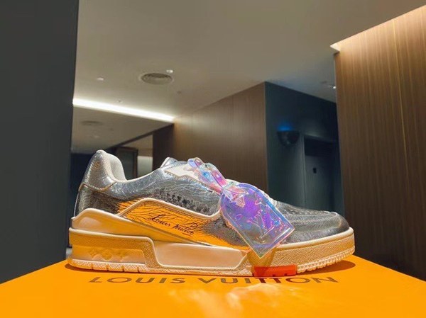 루이비통 2020 LV 트레이너 스니커즈 크롬 실버