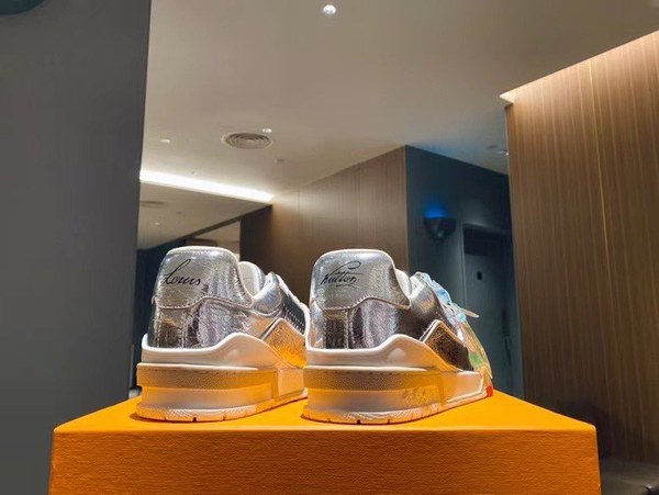 루이비통 2020 LV 트레이너 스니커즈 크롬 실버