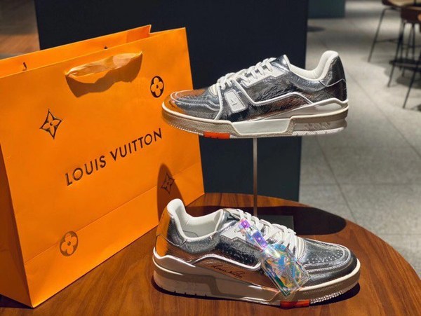 루이비통 2020 LV 트레이너 스니커즈 크롬 실버