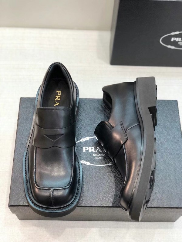 프라다 2021 트라이앵글 홀 페니 더비 슈즈