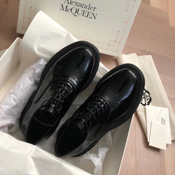 알렉산더맥퀸 2020 트레드솔 에나멜 더비슈즈
