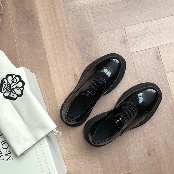 알렉산더맥퀸 2020 트레드솔 에나멜 더비슈즈