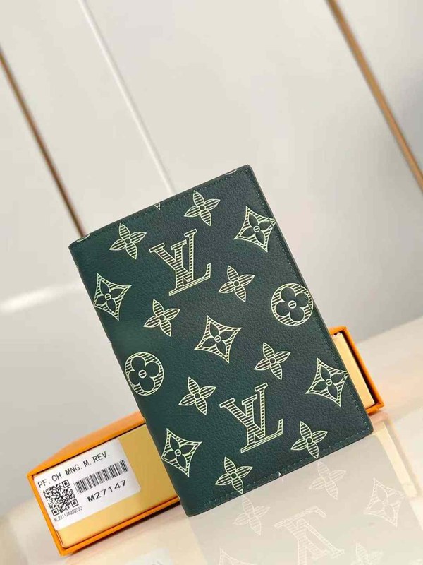 루이비통 2025 M27147 패스포트 커버  지갑