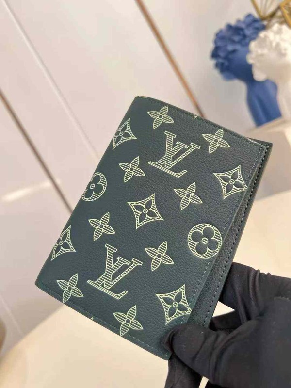 루이비통 2025 M27147 패스포트 커버  지갑