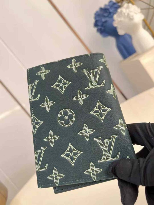 루이비통 2025 M27147 패스포트 커버  지갑