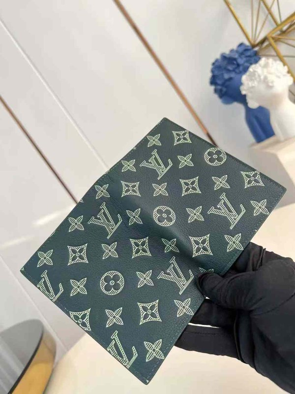 루이비통 2025 M27147 패스포트 커버  지갑