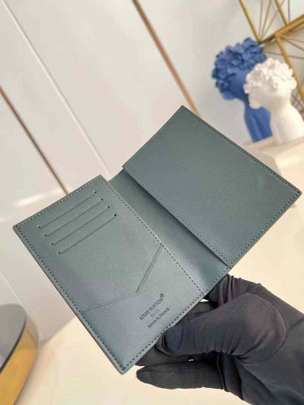 루이비통 2025 M27147 패스포트 커버  지갑