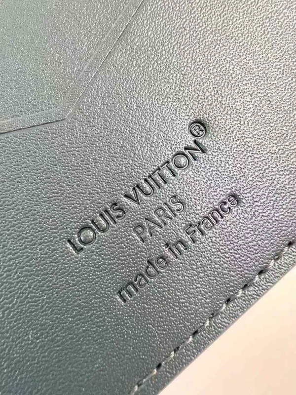 루이비통 2025 M27147 패스포트 커버  지갑