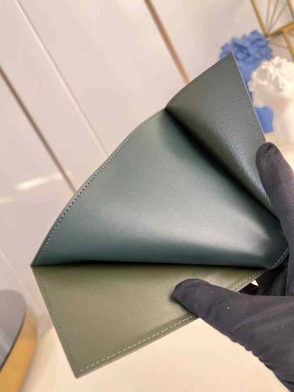 루이비통 2025 M27147 패스포트 커버  지갑