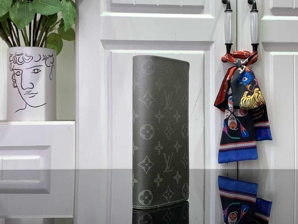 루이비통 2024 M11546 브라짜 월릿 지갑 장지갑 그린 그라디언트 컬러