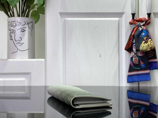 루이비통 2024 M11546 브라짜 월릿 지갑 장지갑 그린 그라디언트 컬러