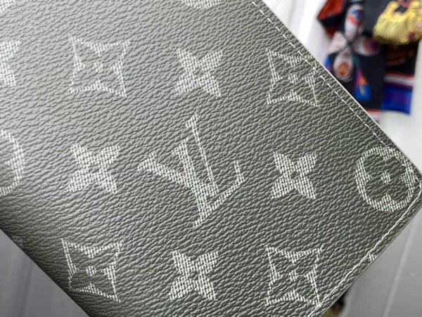 루이비통 2024 M11546 브라짜 월릿 지갑 장지갑 그린 그라디언트 컬러