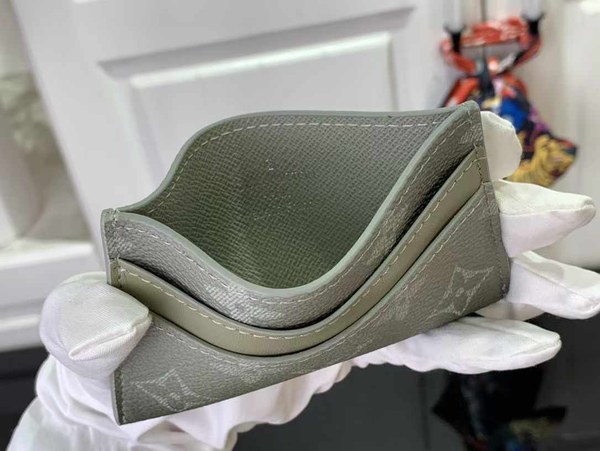 루이비통 2024 M11550 더블 카드 홀더 카드 지갑 그라디언트 그린컬러