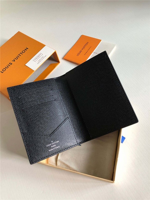 루이비통 여권지갑 N61701