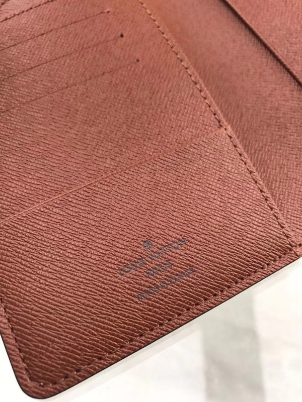 루이비통 여권지갑 M60181