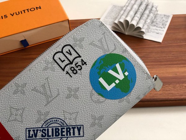 루이비통 지퍼 장지갑 M67824 봄신상