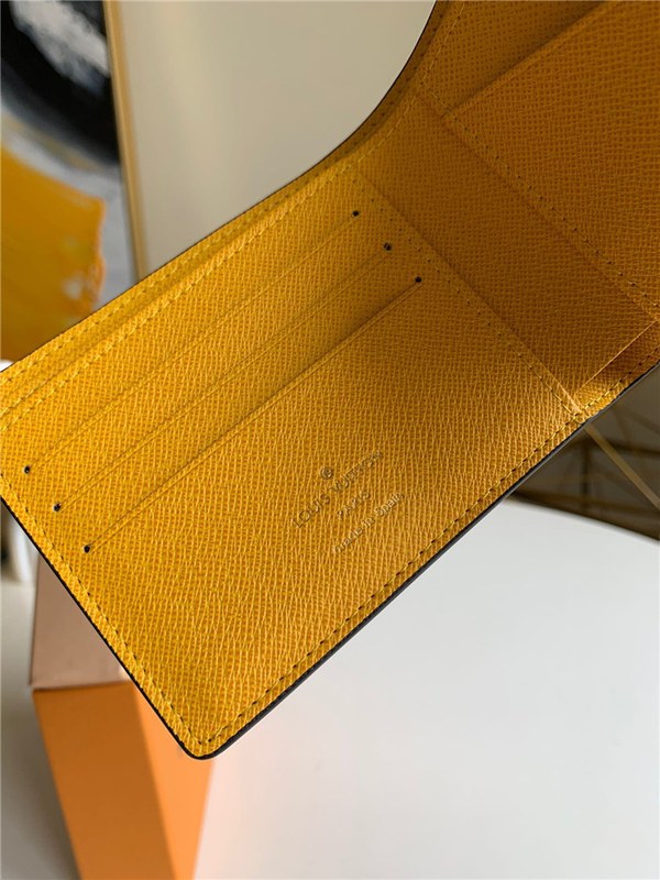 루이비통 멀티플 반지갑  M69253 2020/신상