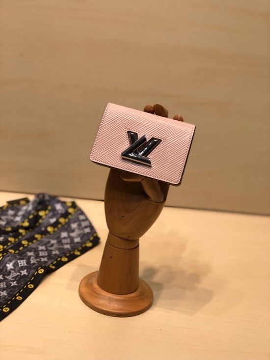 Louis Vuitton 2020 Twist Card Wallet ,M68681