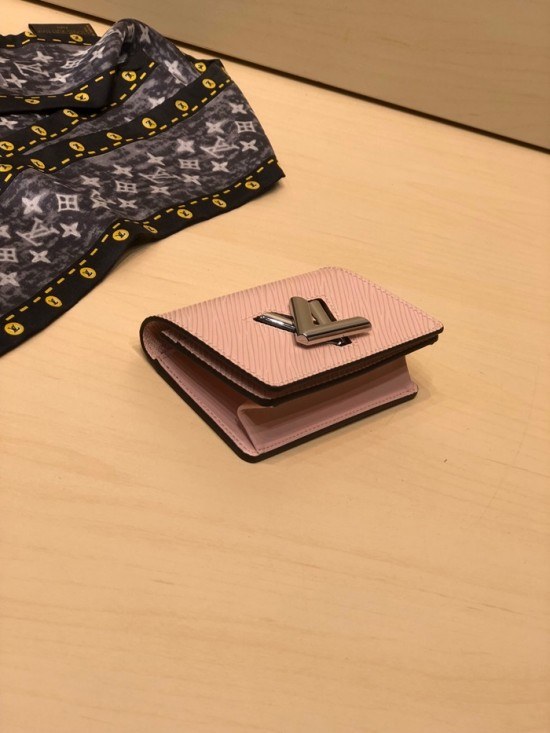 Louis Vuitton 2020 Twist Card Wallet ,M68681