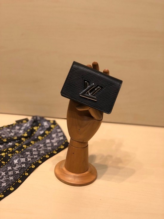 Louis Vuitton 2020 Twist Card Wallet ,M68681