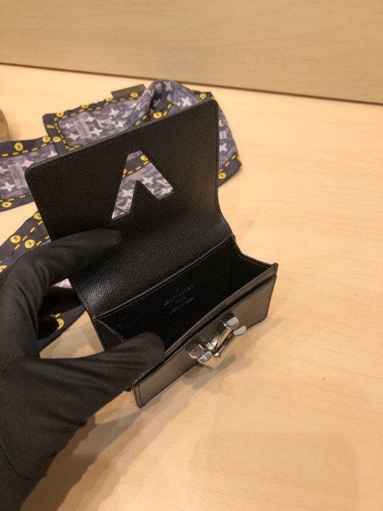 Louis Vuitton 2020 Twist Card Wallet ,M68681