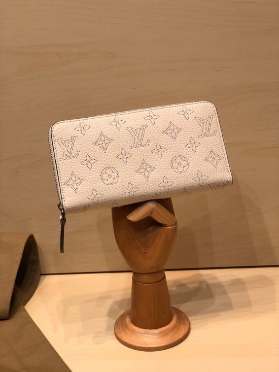 루이비통 2020 지퍼 장지갑 LOUW0457.Size(19CM).화이트