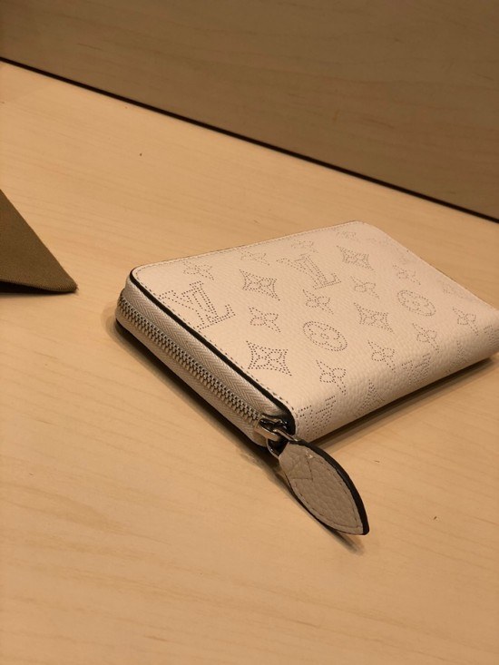 루이비통 2020 지퍼 장지갑 LOUW0457.Size(19CM).화이트
