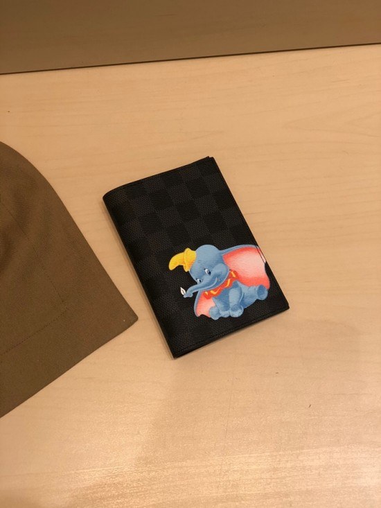 루이비통 2020 남여공용 여권지갑  LOUW0447,Size(14cm),블랙